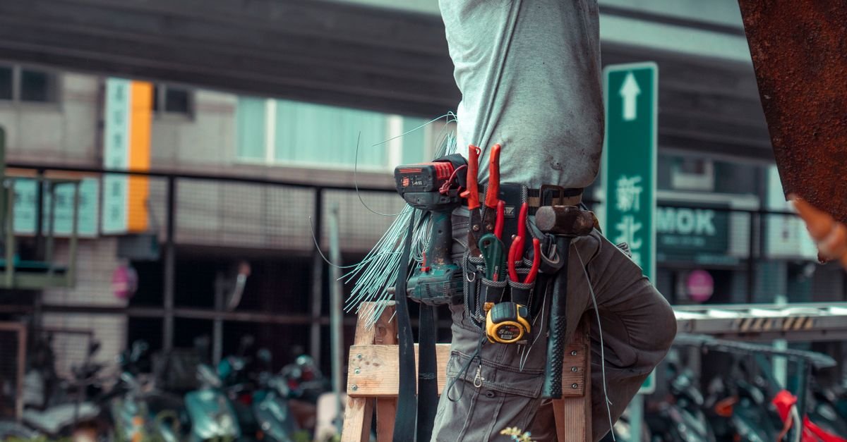 What Can You Legally Do in Florida Without a Contractor License?